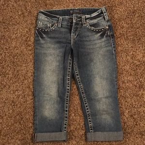 By: silver - suki flap Capri. Juniors.